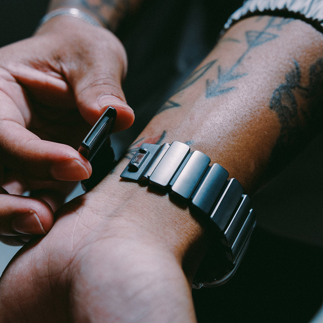 Nomad - Stratos Band - Natural Titanium - Black FKM 45 / 46 / 49 mm