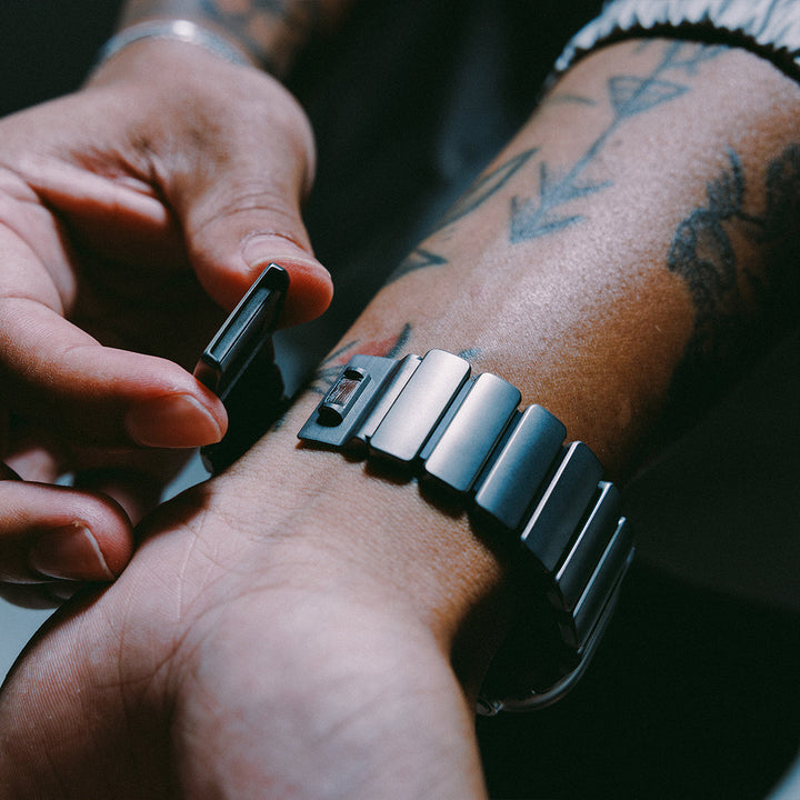 Nomad - Stratos Band - Natural Titanium - Black FKM 45 / 46 / 49 mm