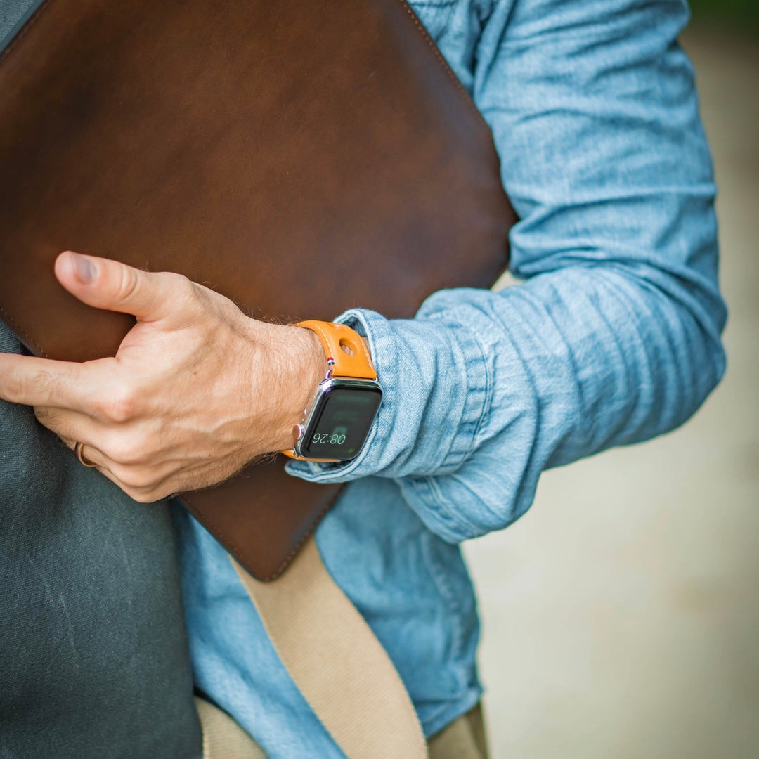 Homme avec Apple Watch bracelet cuir gold Eternel