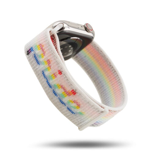 Pride-Armband Apple Watch aus Nylon mit Pride-Schrift auf weißem Armband