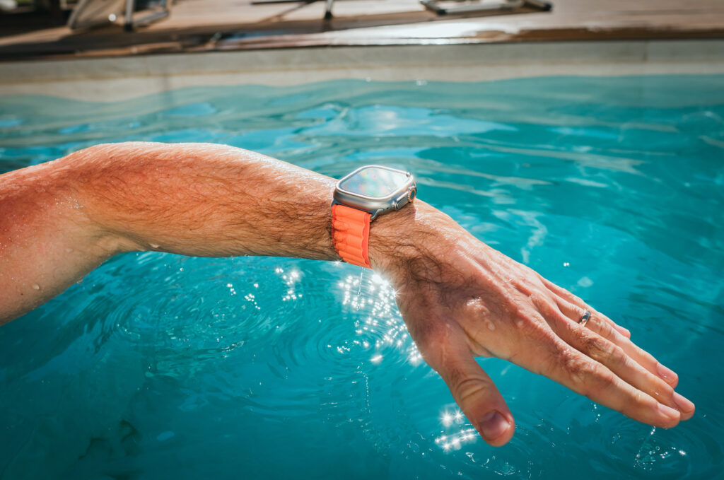 L'Apple Watch est un compagnon d'entraînement indispensable qui va bien au-delà de la simple mesure de performances. Le choix d'un bracelet sportif adapté peut transformer votre expérience sportive. Que vous soyez un marathonien aguerri, un adepte du surf ou un fervent pratiquant de yoga, sélectionner le bracelet idéal est crucial pour optimiser votre séance de sport tout en reflétant votre personnalité. Trouver le bracelet parfait, c'est comme choisir les bonnes chaussures de running : essentiel pour le confort, la performance et, soyons honnêtes, le style. Dans cet article, je vais partager avec vous mes coups de cœur. Mais aussi, quelques conseils pour sélectionner le meilleur bracelet sport pour votre Apple Watch.